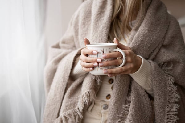 closeup-manos-mujer-taza