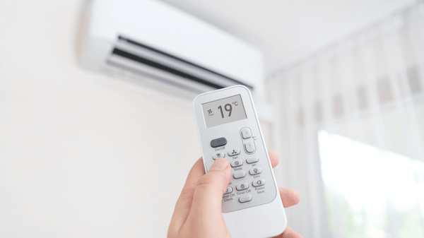 persona-apuntado-control-aire-acondicionado-modo-fan
