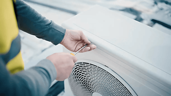 tecnico-mantenimiento-aire-acondicionado-unidad-exterior